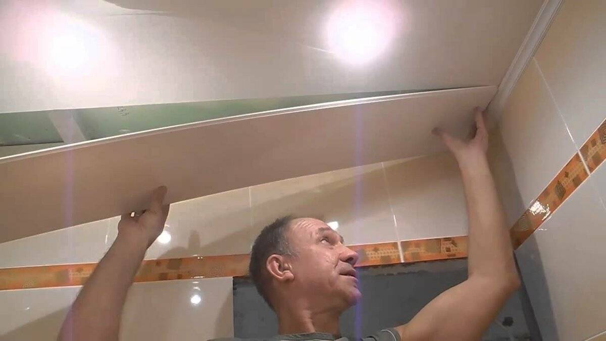 Как сделать пластиковый потолок в ванной своими руками