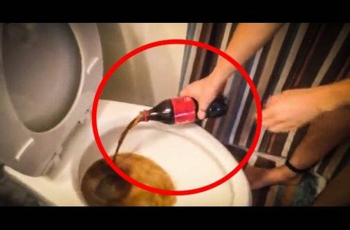 Как правильно почистить унитаз кока-колой