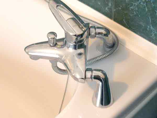 Как установить смеситель на борт ванны: инструкция по установке