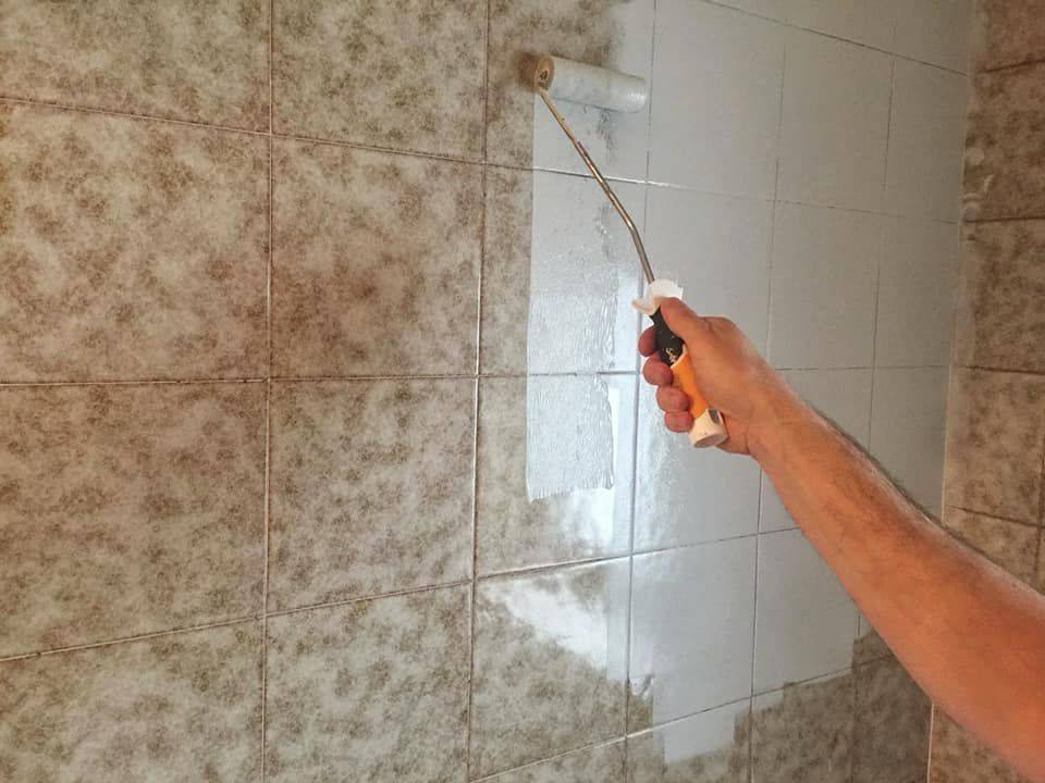 Как покрасить кафельную плитку в ванной и на кухне
