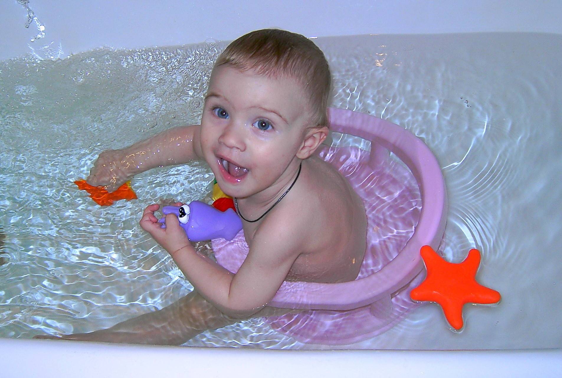 Стульчик в ванну для купания - как выбрать лучшие сидения для малышей